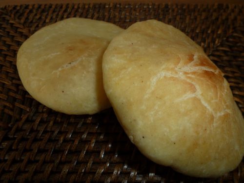 Les khamiris rotlis sont de petits pains frits pour accompagner les curries