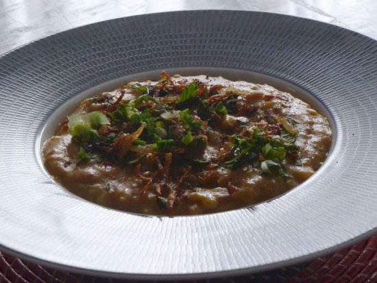 Le kitchro est un ragoût de blé à la viande.