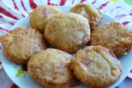 Les patisses sont de petits chaussons frits à base de pommes de terre et viande hachée
