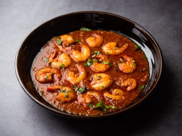 curry de crevettes présenté dans un bol