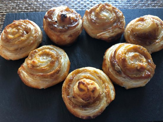 Escargots feuilletés à la Vache qui rit et confiture d'oignons