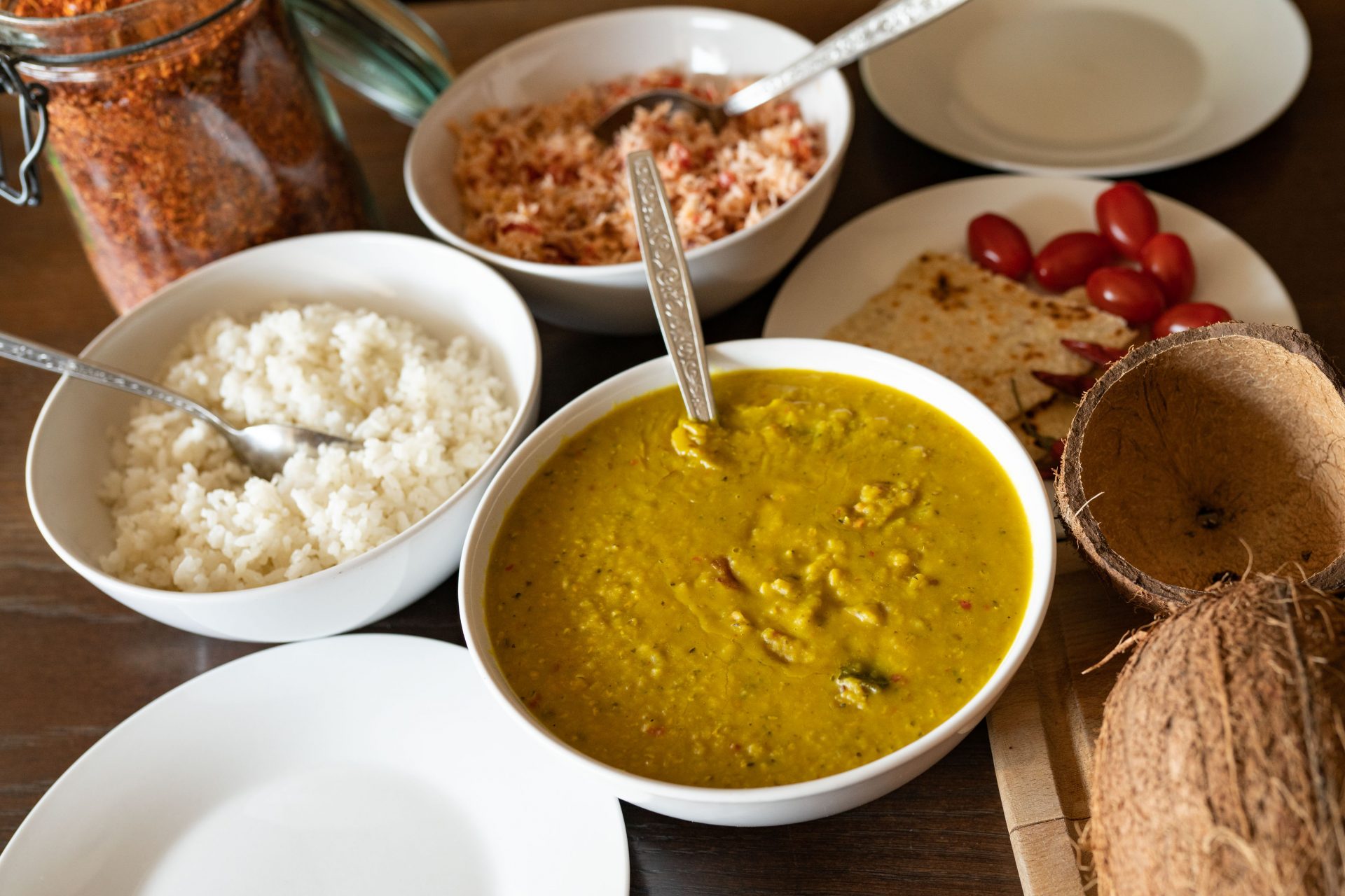repas avec au centre le curry de dahl à la viande.